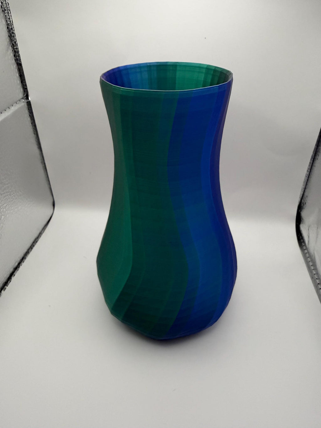 3D Printed Wavy Vase – Modern Gradient Room Decor