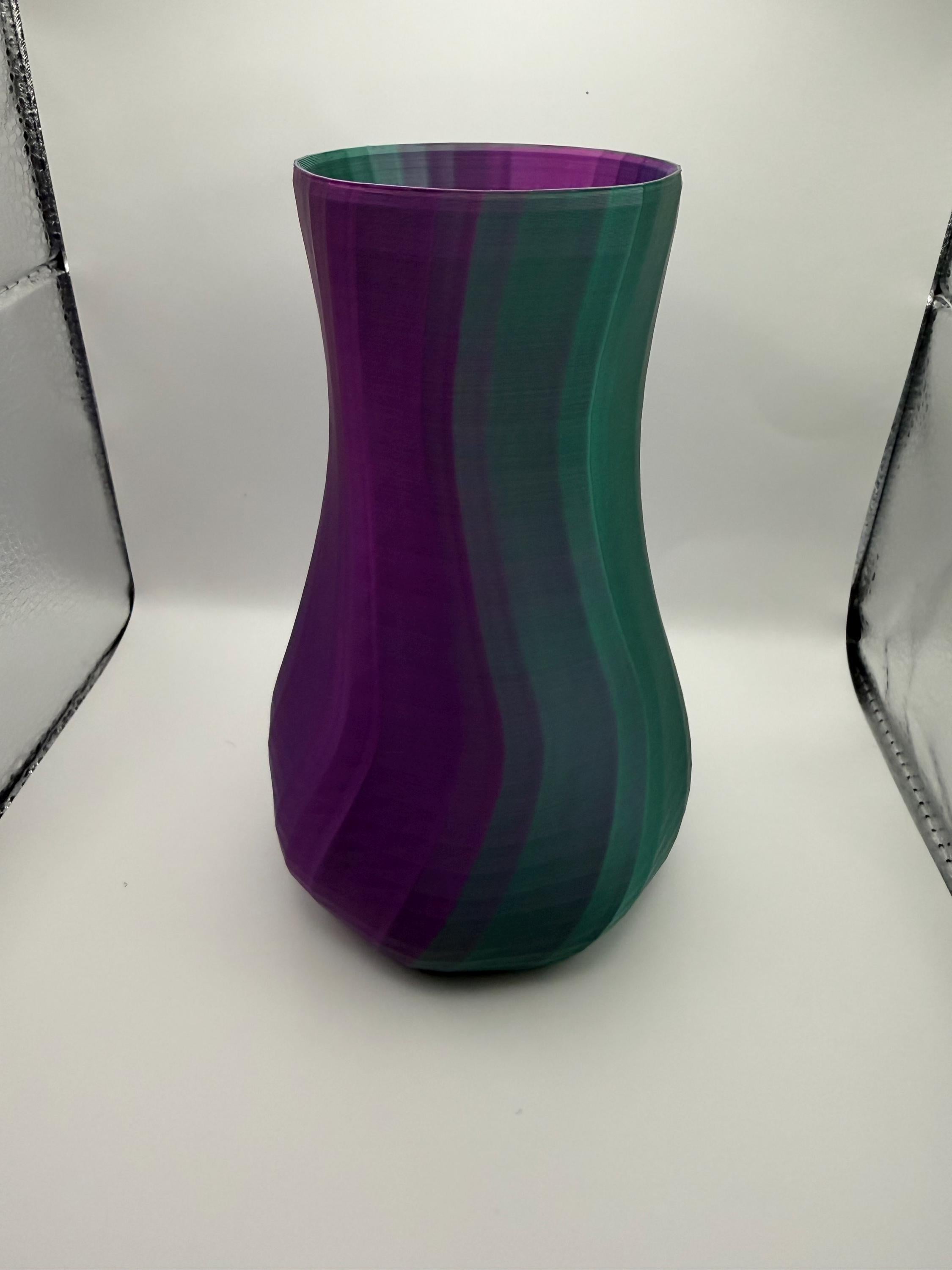 3D Printed Wavy Vase – Modern Gradient Room Decor