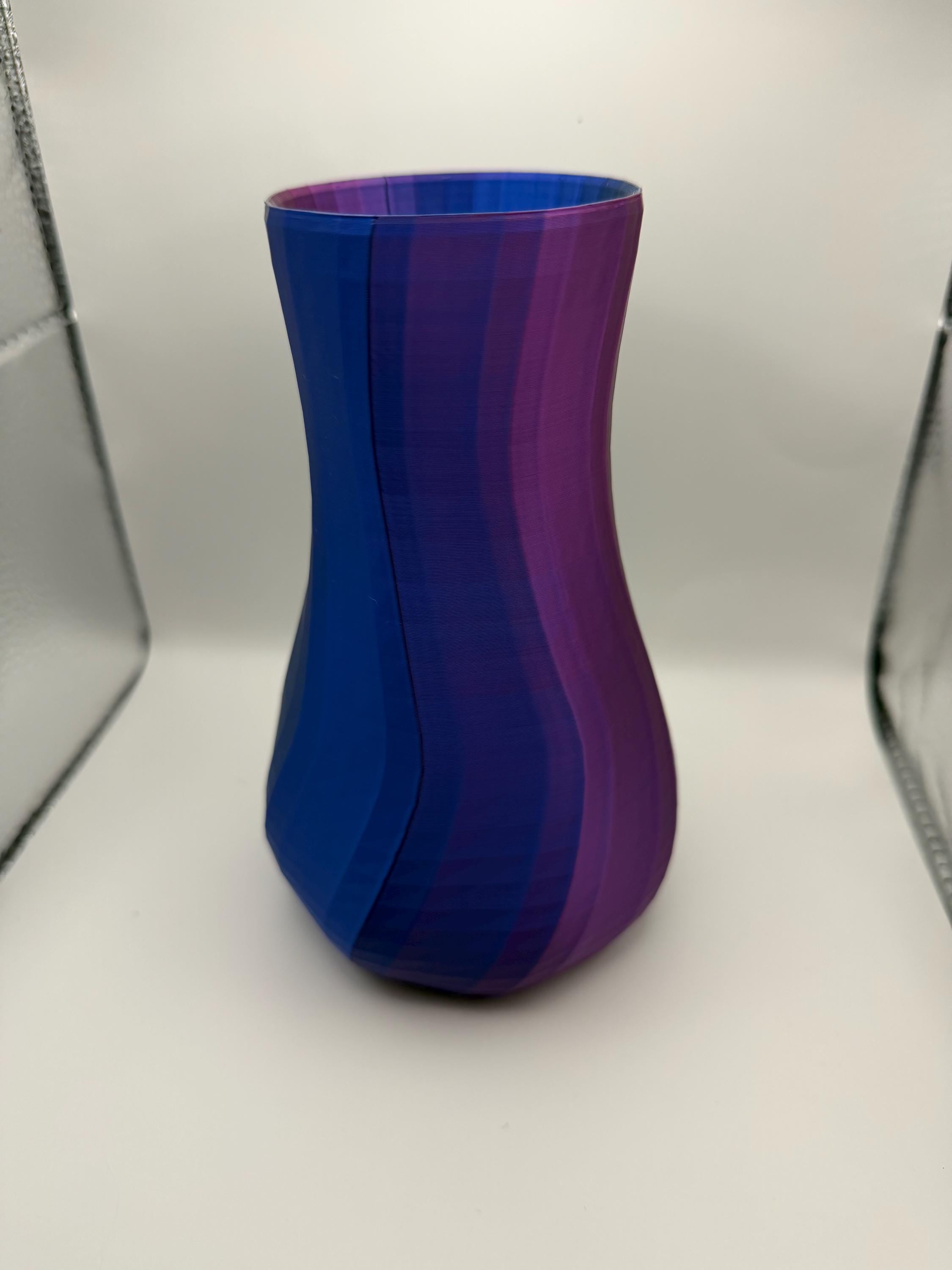 3D Printed Wavy Vase – Modern Gradient Room Decor